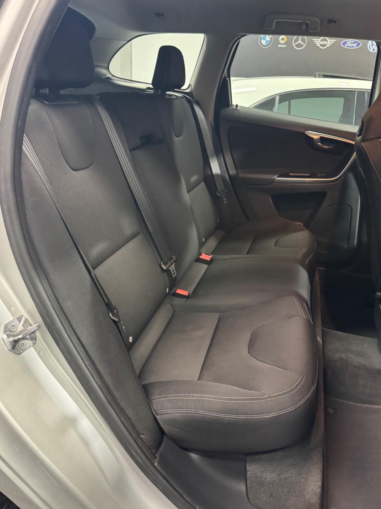 Volvo XC60 D4 R-design Momentum