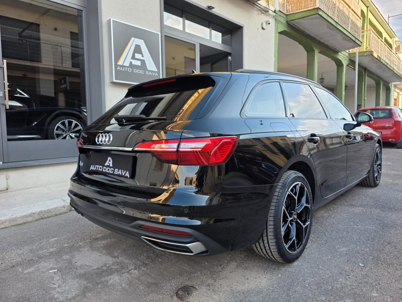 Audi A4 Avant 30 TDI/136 CV S tronic Business+Cerchi 18+Fari Led..