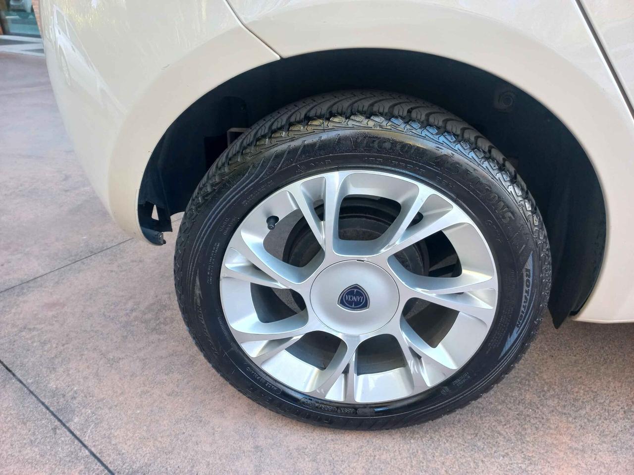 Lancia Ypsilon 1.2 69 CV 5 porte Silver opening edition