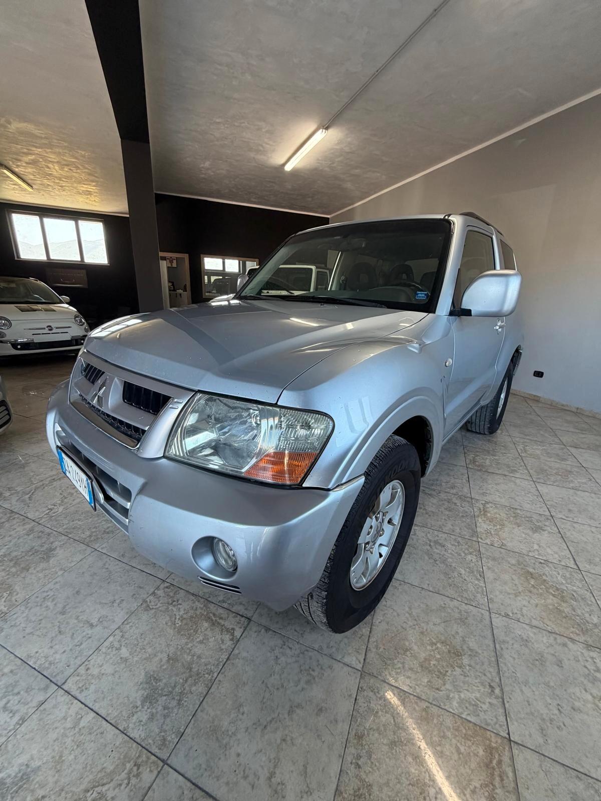 Mitsubishi Pajero 3.2 DI-D 16V aut. 3p. Instyle DPF EDIZIONE DA CAR