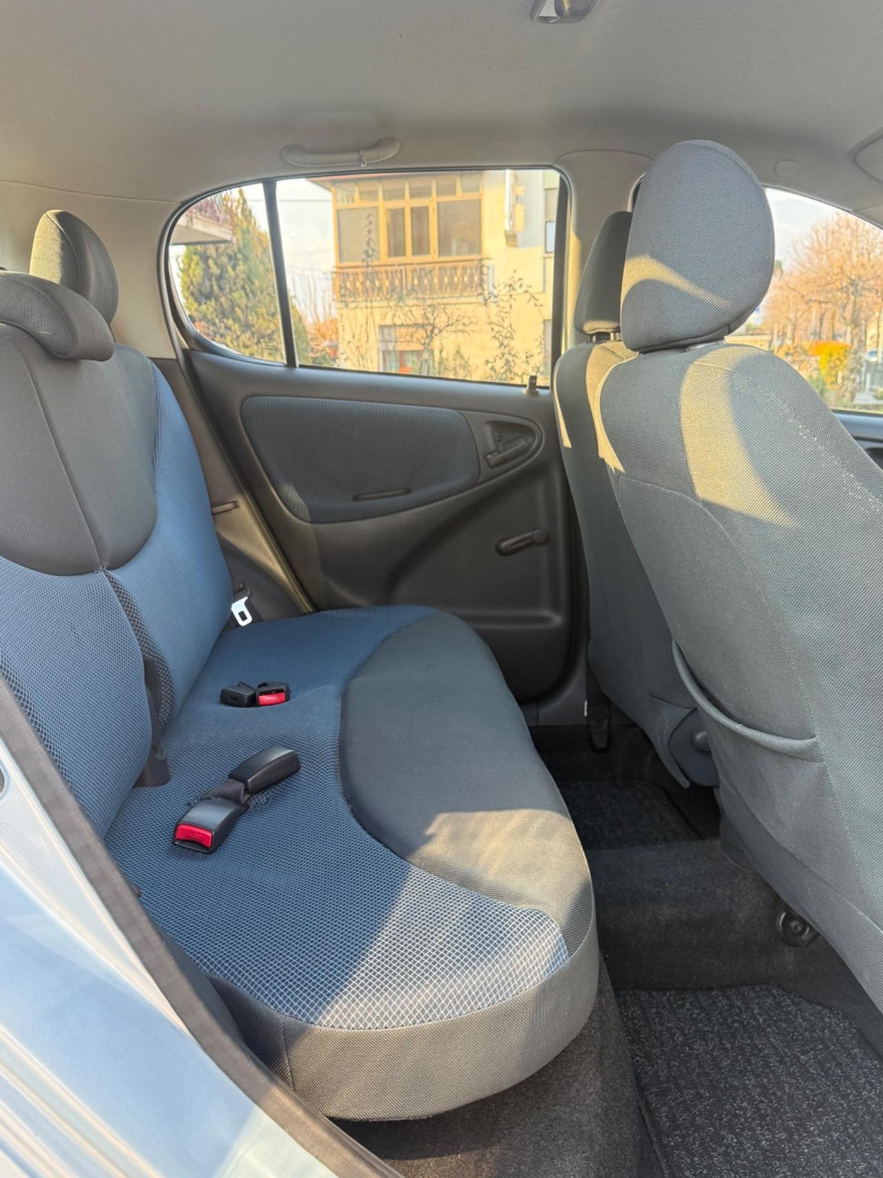 Toyota Yaris 1.0i 16V cat 5 porte Sol