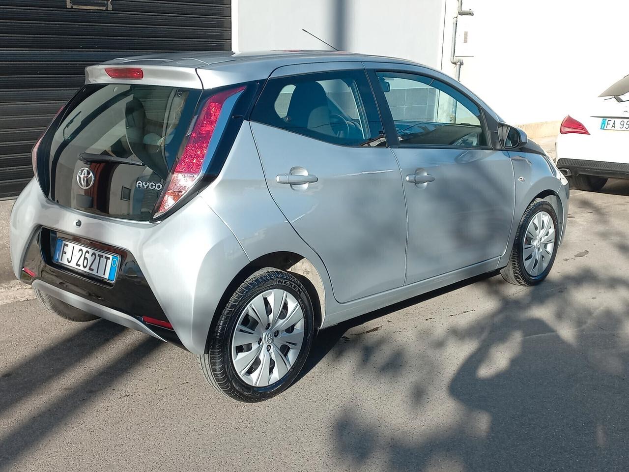 Toyota Aygo 1.0 VVT-i 69 CV 5 porte x-black TSS