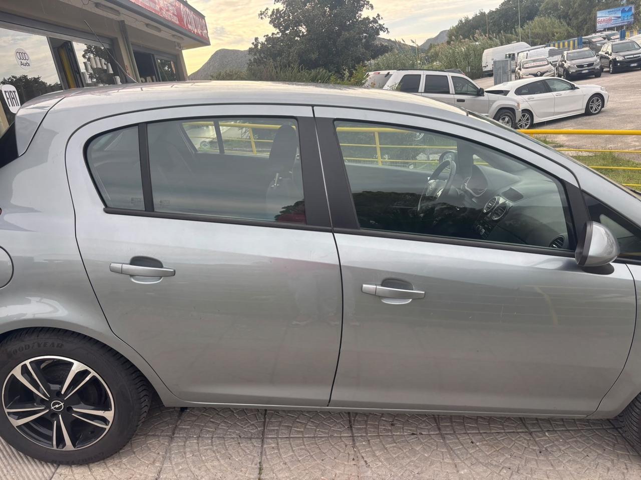 Opel Corsa benzina e metano anno 2013 garantita