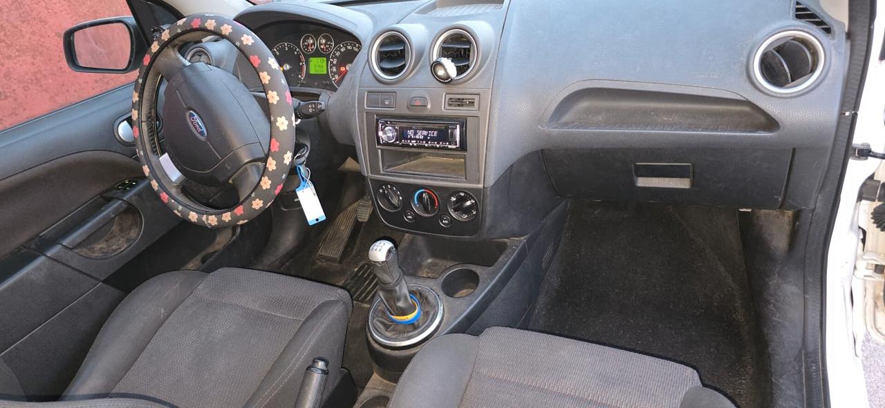 Ford Fiesta 1.6 TDCi 3p. Ghia S neopatentati