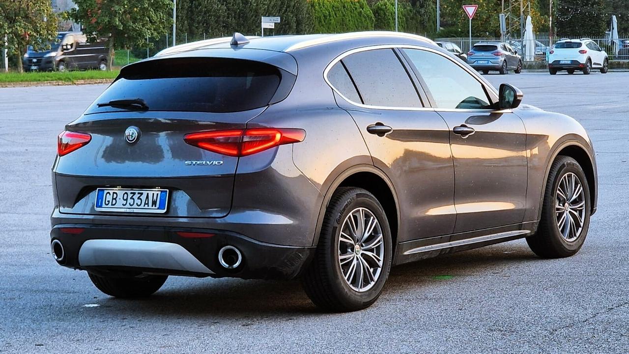 Alfa Romeo Stelvio 2.2 Turbodiesel 160 CV AT8 RWD Sport-Tech