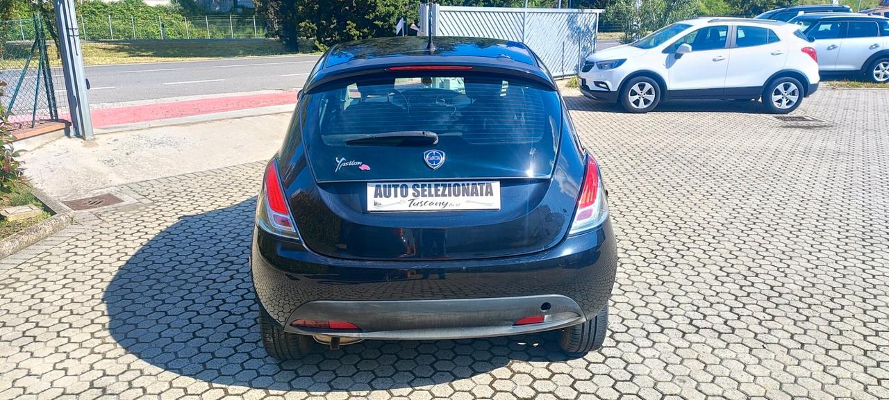Lancia Ypsilon 1.2 69 CV 5 porte Silver Elefantino Rosa