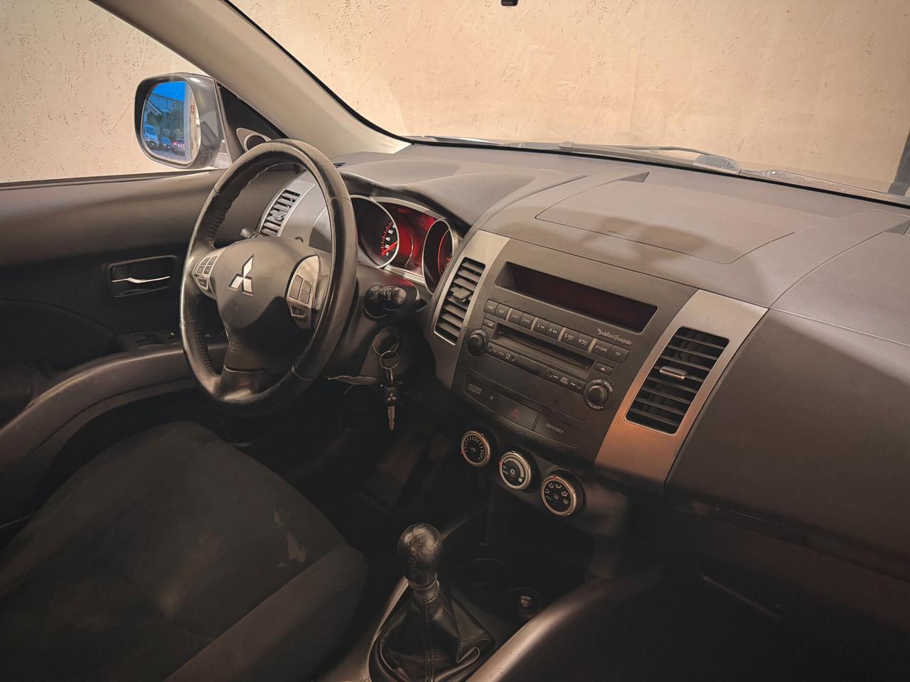 Mitsubishi Outlander 2.0 DI-D Intense - Autocarro