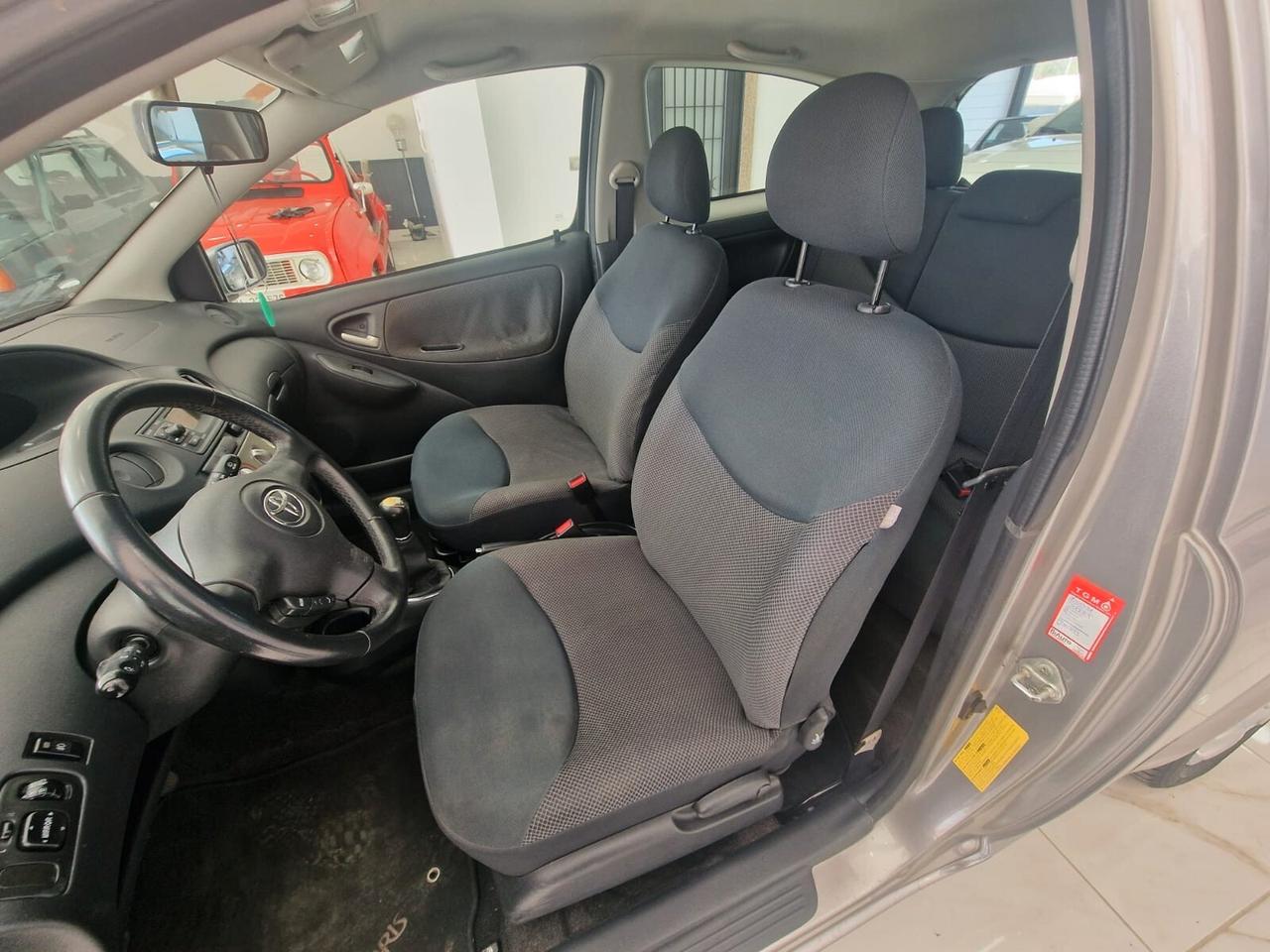 TOYOTA Yaris 1.0I 16V cat 3p. PER NEOPATENTATI