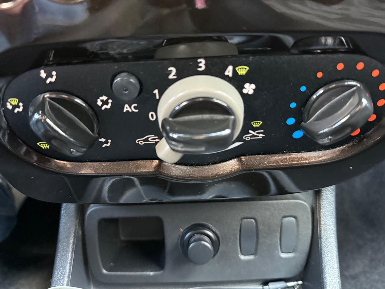 Dacia Duster 1.6 GPL DI SERIE 2032 NEOPAT. 2012