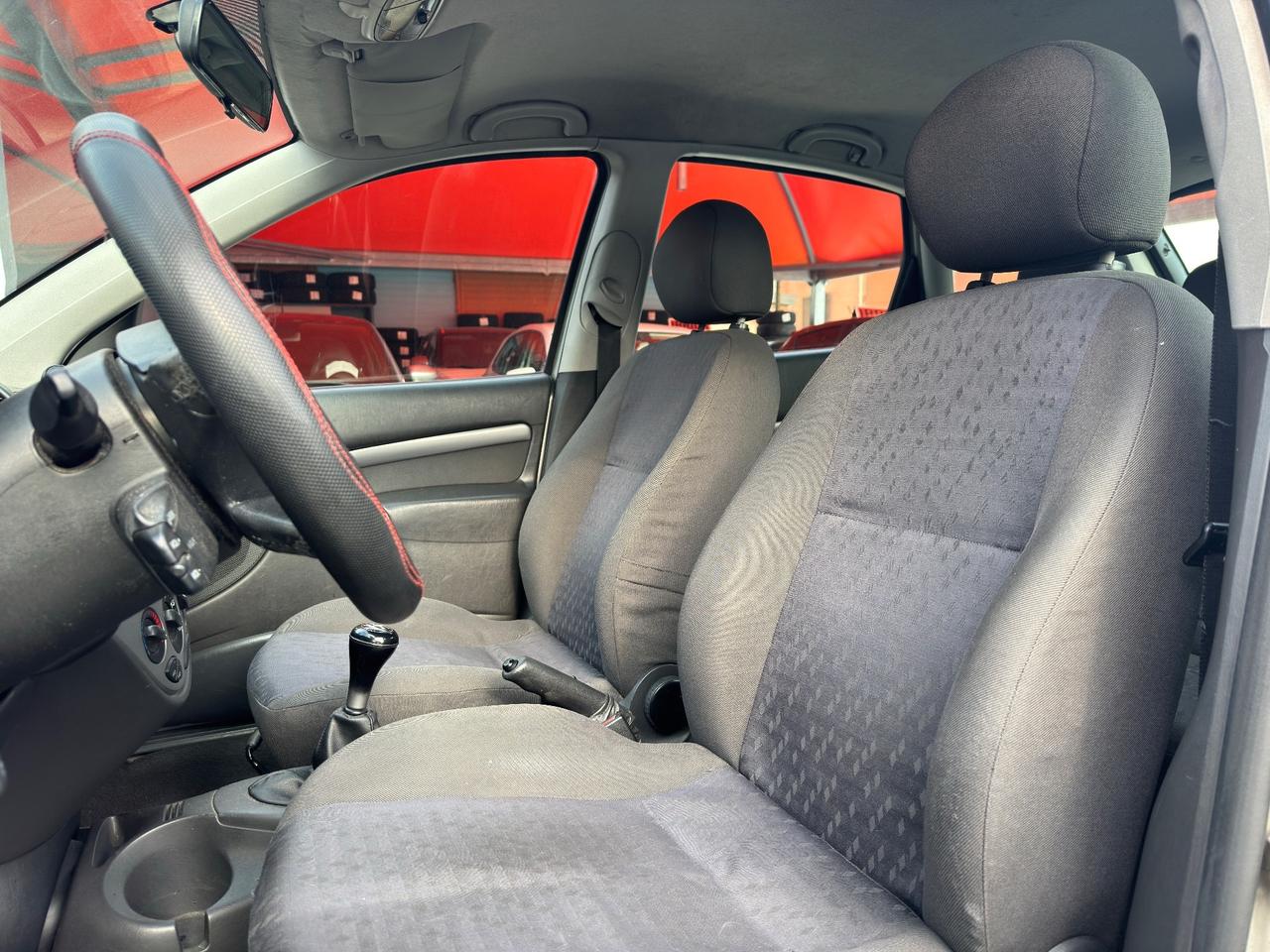 Ford Focus ADATTA A NEOPATENTATI 1.6i 16V cat 5p. Ghia