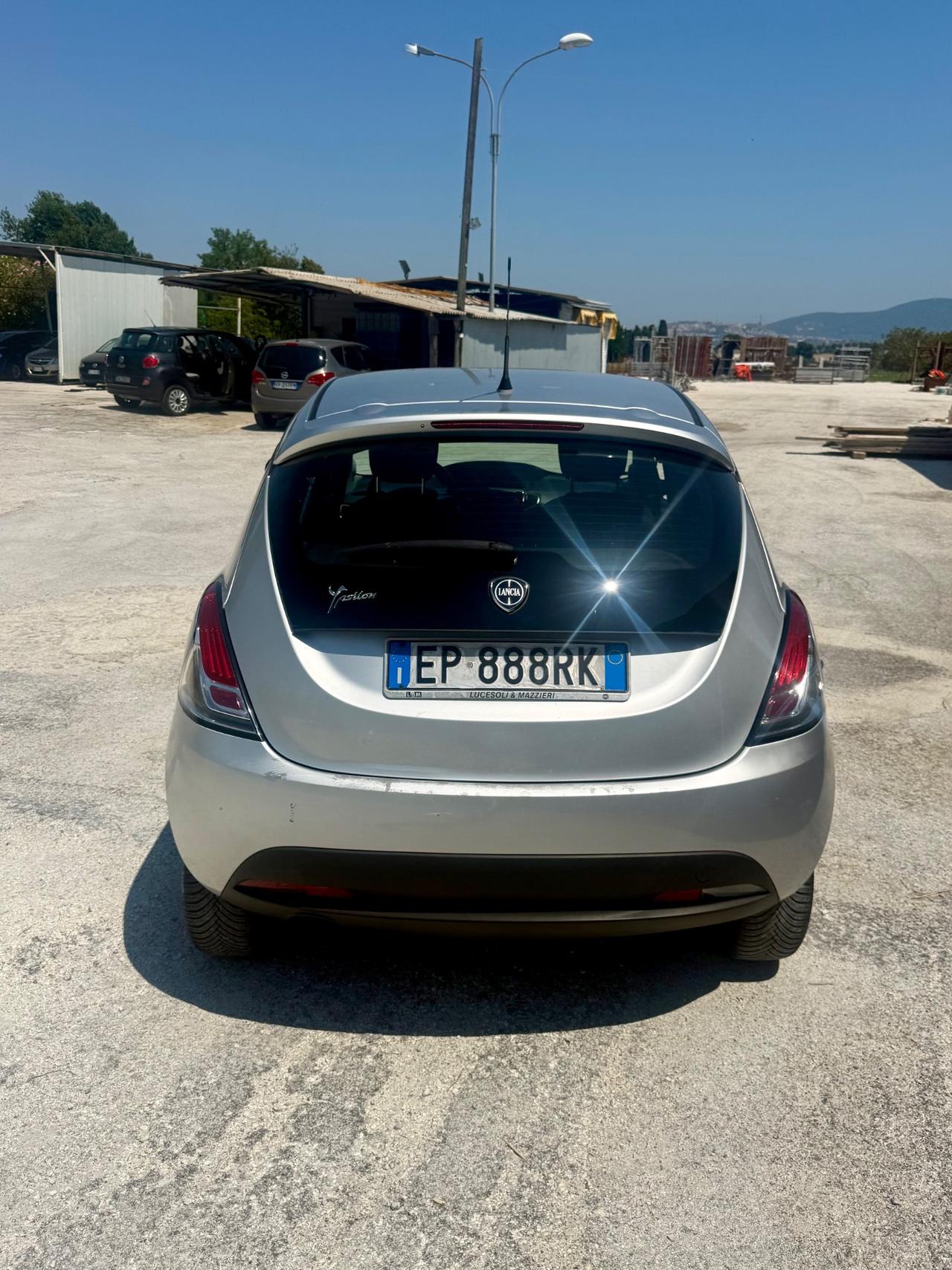 Lancia Ypsilon natural power benzina metano NEOPATENTATI