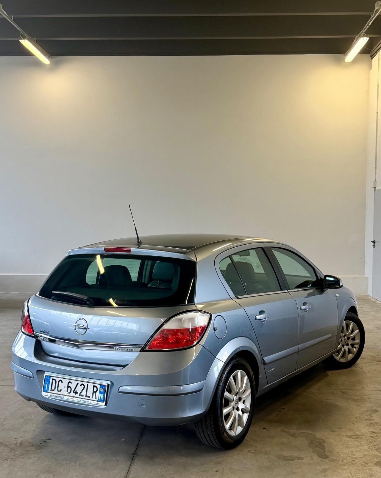 Opel Astra 1.6 16V Twinport 5 porte Cosmo