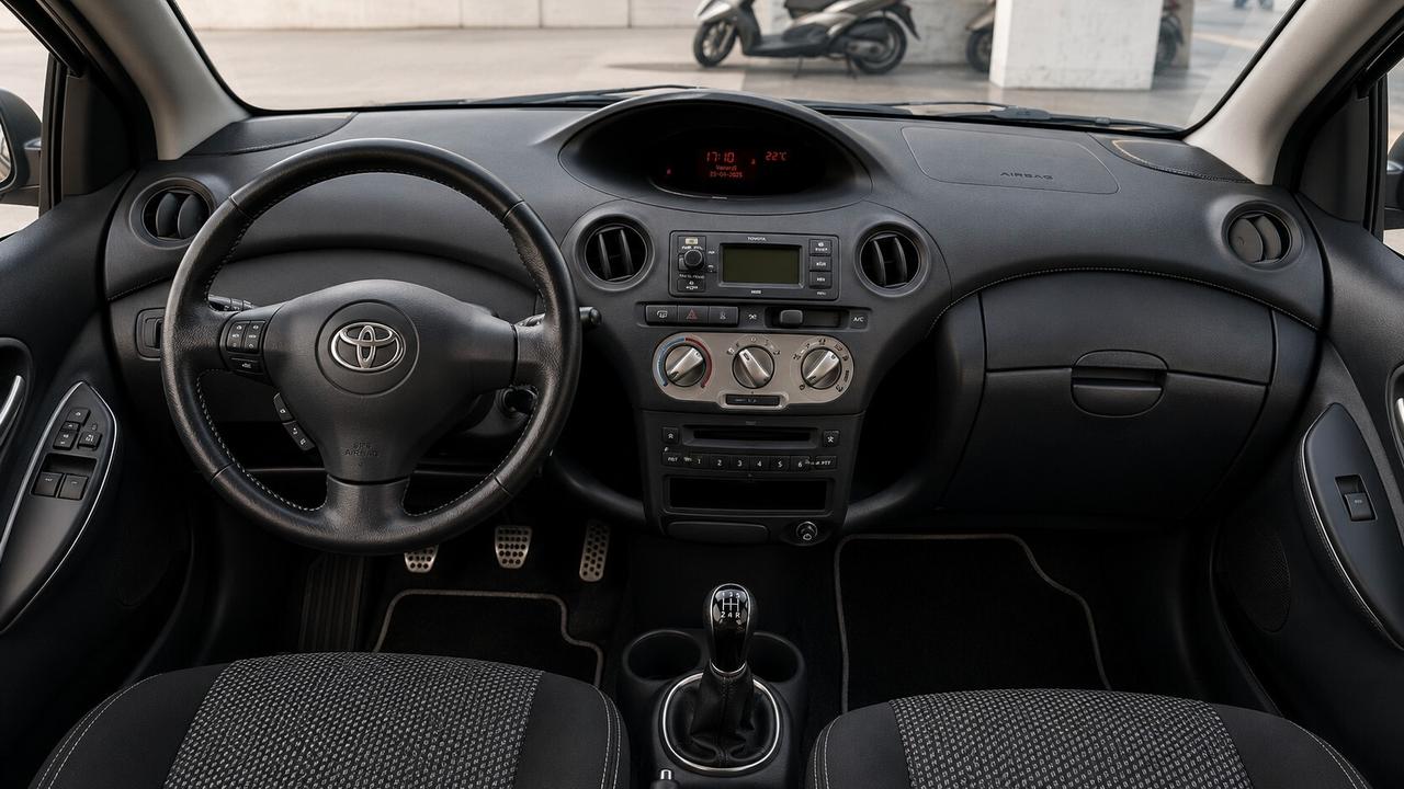 TOYOTA YARIS 1.0 BENZINA 5 PORTE – DISTRIBUZIONE A CATENA – PERFETTA NEOPATENTATI 122.000 km certificati Consumi bassissimi Motore Toyota