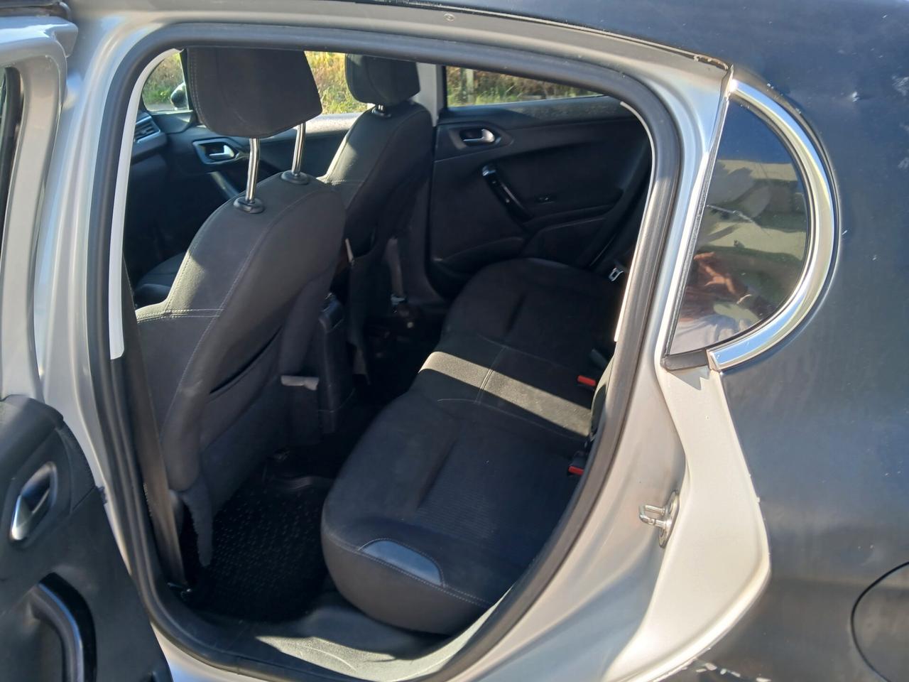 Peugeot 208 1.4 HDi 68 CV 5 porte Allure