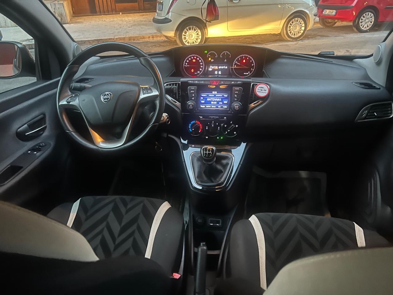 Lancia Ypsilon 1.2 69 CV 5 porte Silver