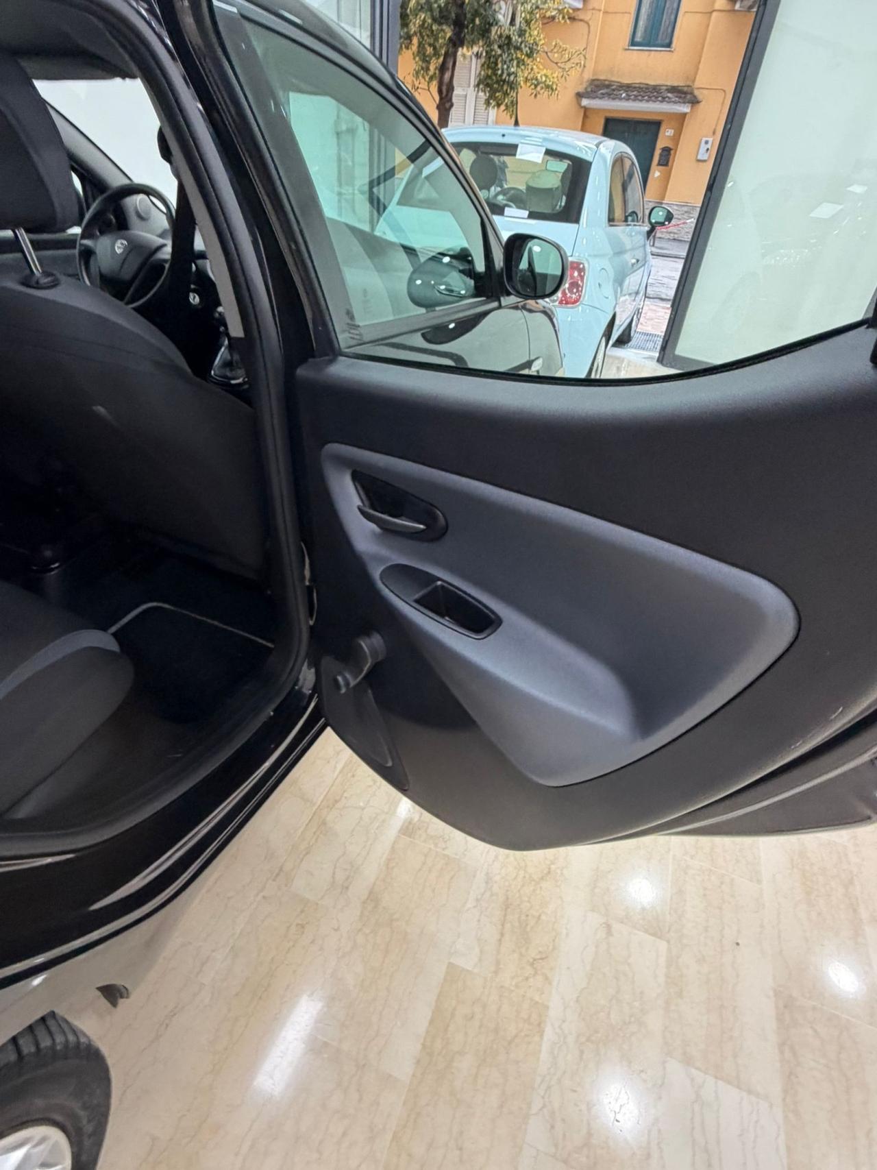 Lancia Ypsilon 1.2 69 CV 5 porte Silver
