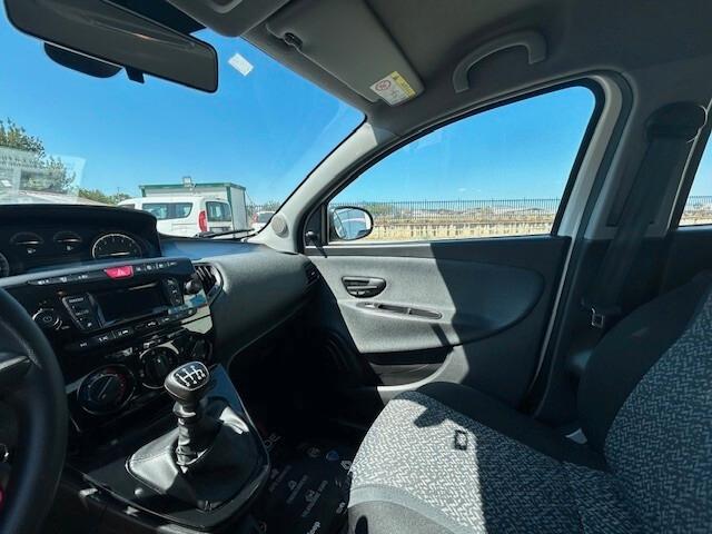 Lancia Ypsilon 1.0 FireFly 5 porte S&S Hybrid Ecochic Silver