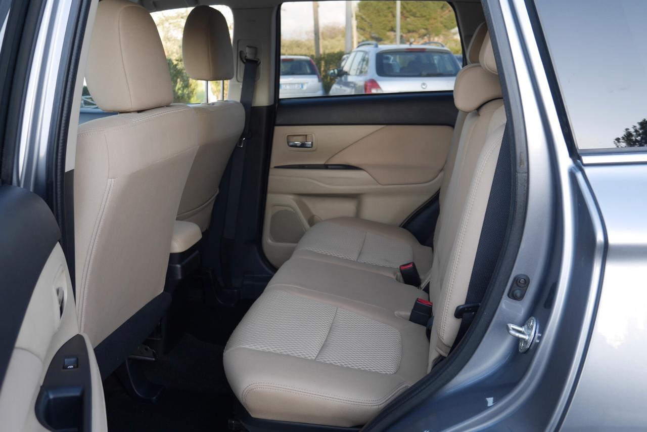 Mitsubishi Outlander 2.2 DI-D 4WD Instyle Plus Navi