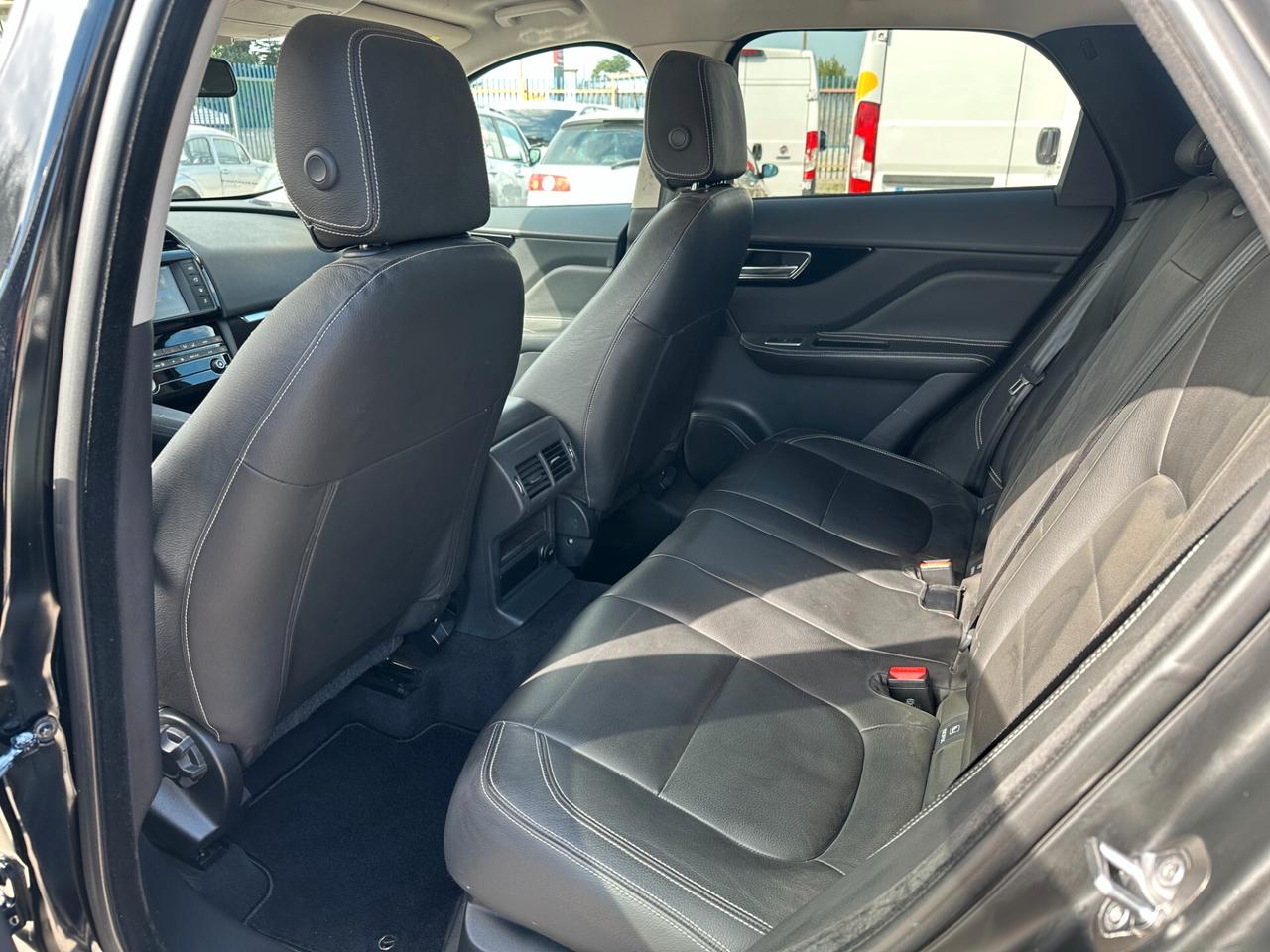 Jaguar F-Pace 2.0 D 180 CV