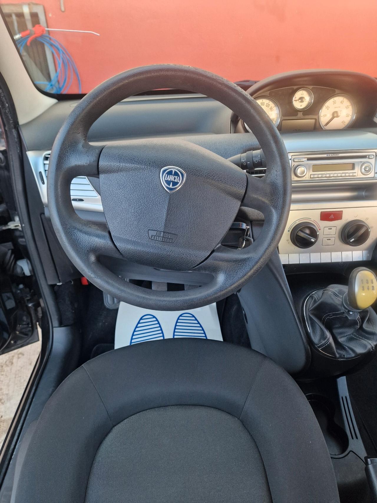 Lancia Ypsilon 1.2 69 CV Unyca