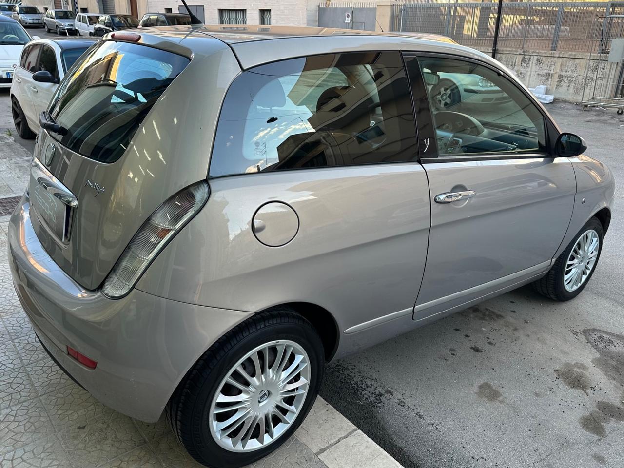 Lancia Ypsilon 1.3 MJT 75 CV ok neopatentati