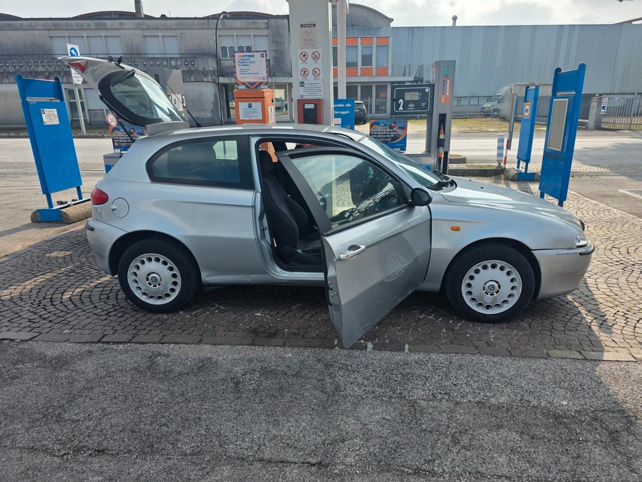 Alfa Romeo 147 1.6i 16V Twin Spark cat 3p. Con 251.000