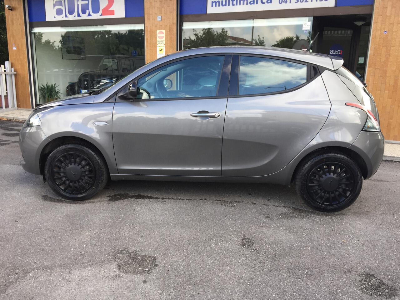 Lancia Ypsilon 1.0 FIREFLY ECOCHIC S&S HYBRID 5P. SILVER X NEOPATENTATI