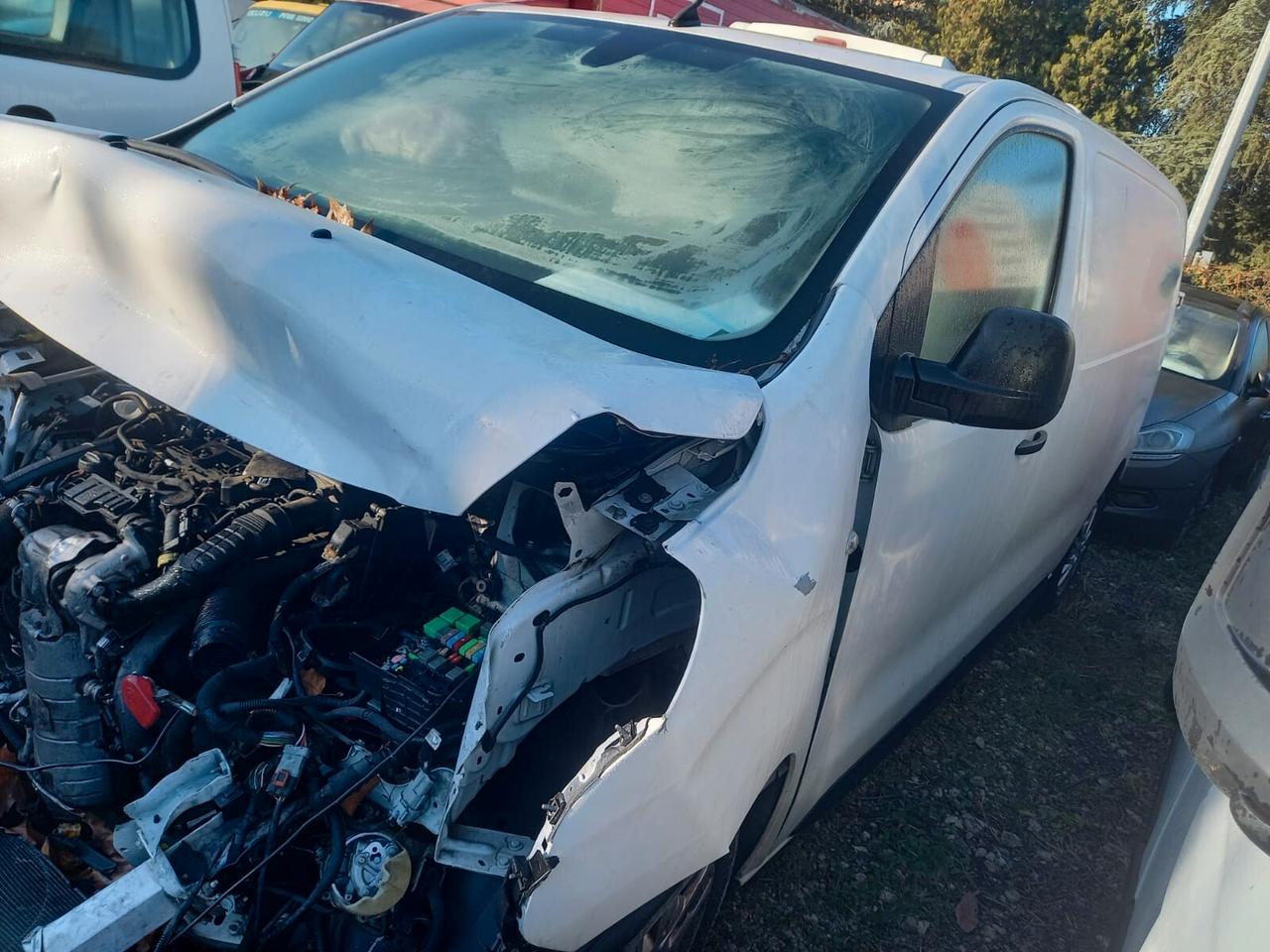 Peugeot Expert anno 2020 incidentato