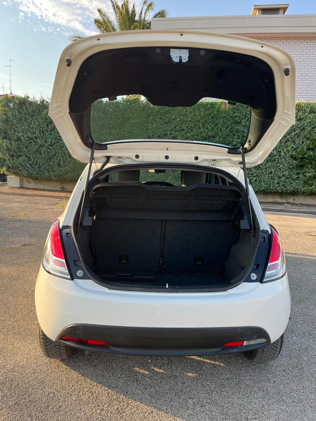 Lancia Ypsilon 1.2 69 CV 5 porte S&S Silver tetto panoramico