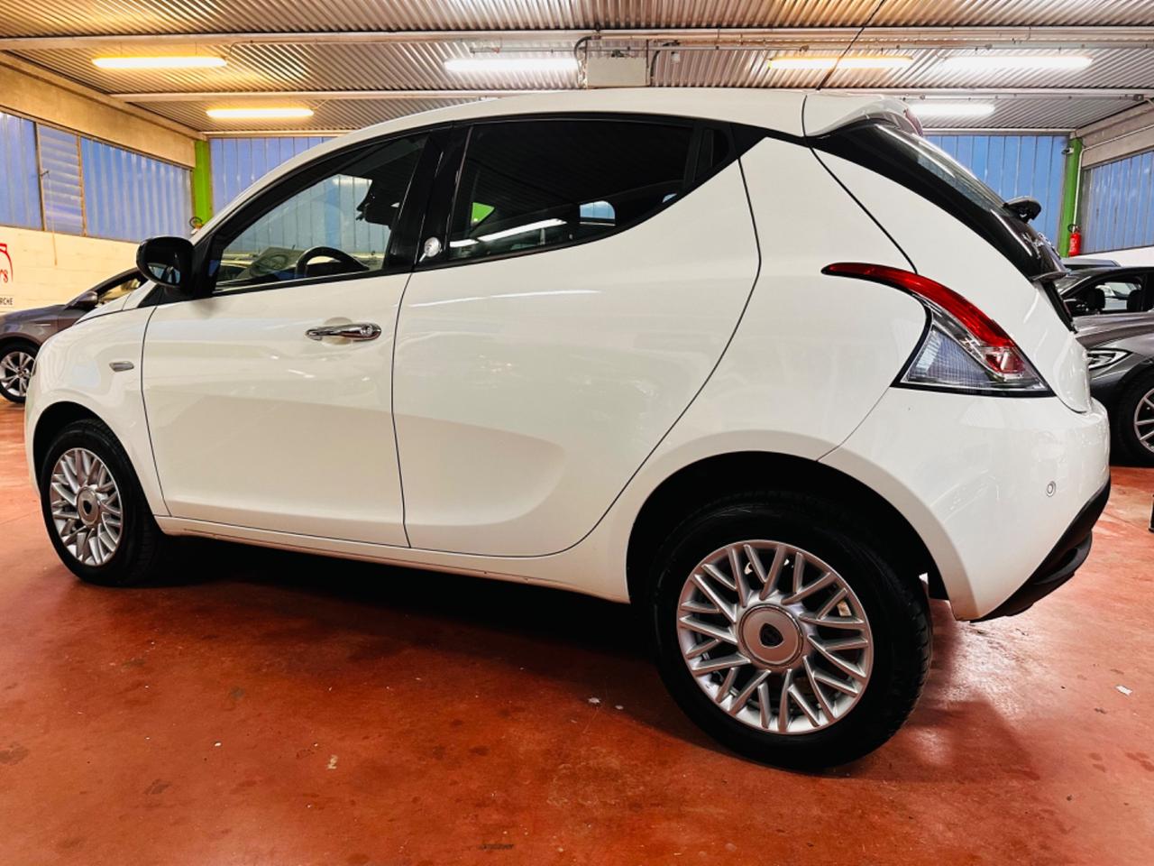 Lancia Ypsilon 0.9 TwinAir 85 CV 5 porte Metano Ecochic Elefantino