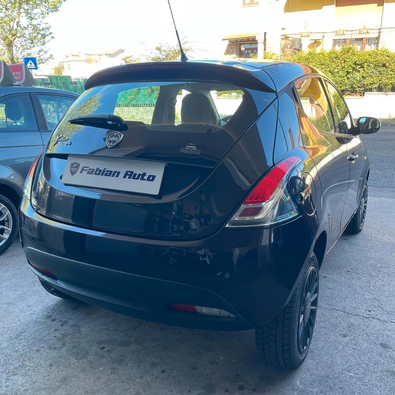 2014 Lancia Ypsilon 0.9 TwinAir 85 CV 5 porte Metano Ecochic Silver