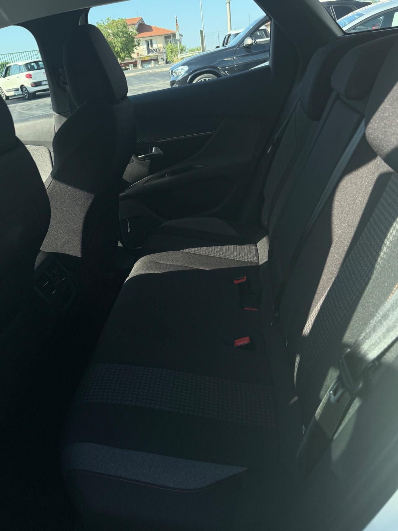 Peugeot 3008 BlueHDi 130 S&S EAT8 Active Pack