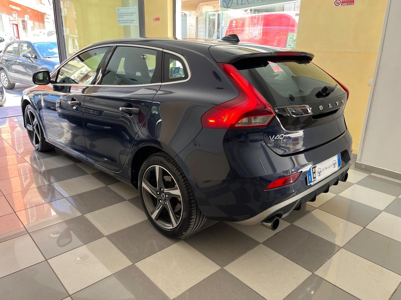 Volvo V40 D2 1.6 R-design Momentum