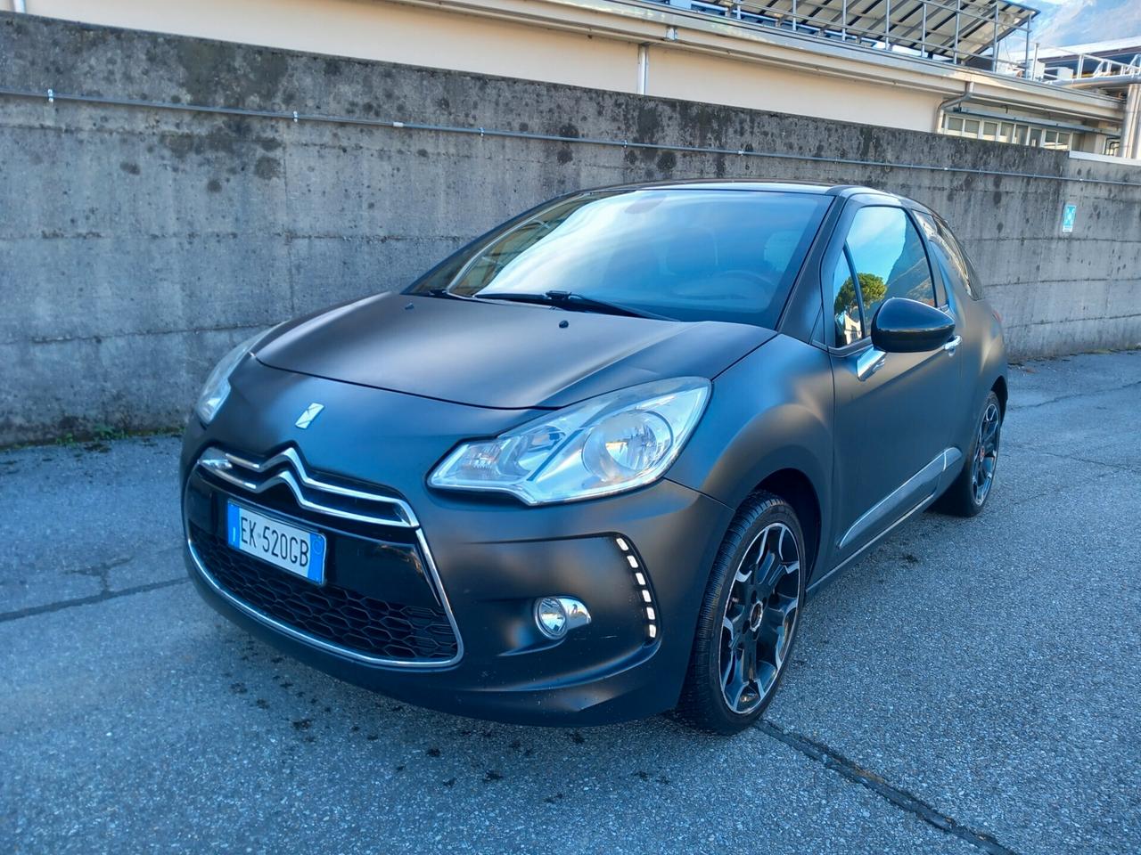 DS3 3 1.6 THP 155 Just Black