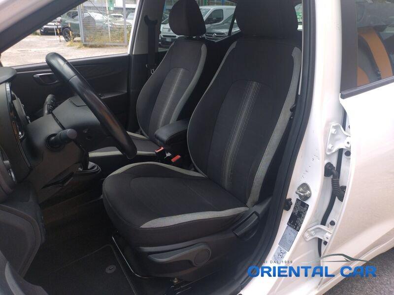 Hyundai i10 i10 1.0 TECH + CONNECT PACK + SENSORI DI POSTEGGIO + VETRI OSCURATI + TRENO DI GOMME INVERNALI