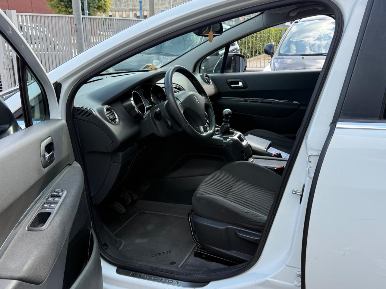 Peugeot 5008 Cielo Panorama 1.6 HDi 115CV Allure