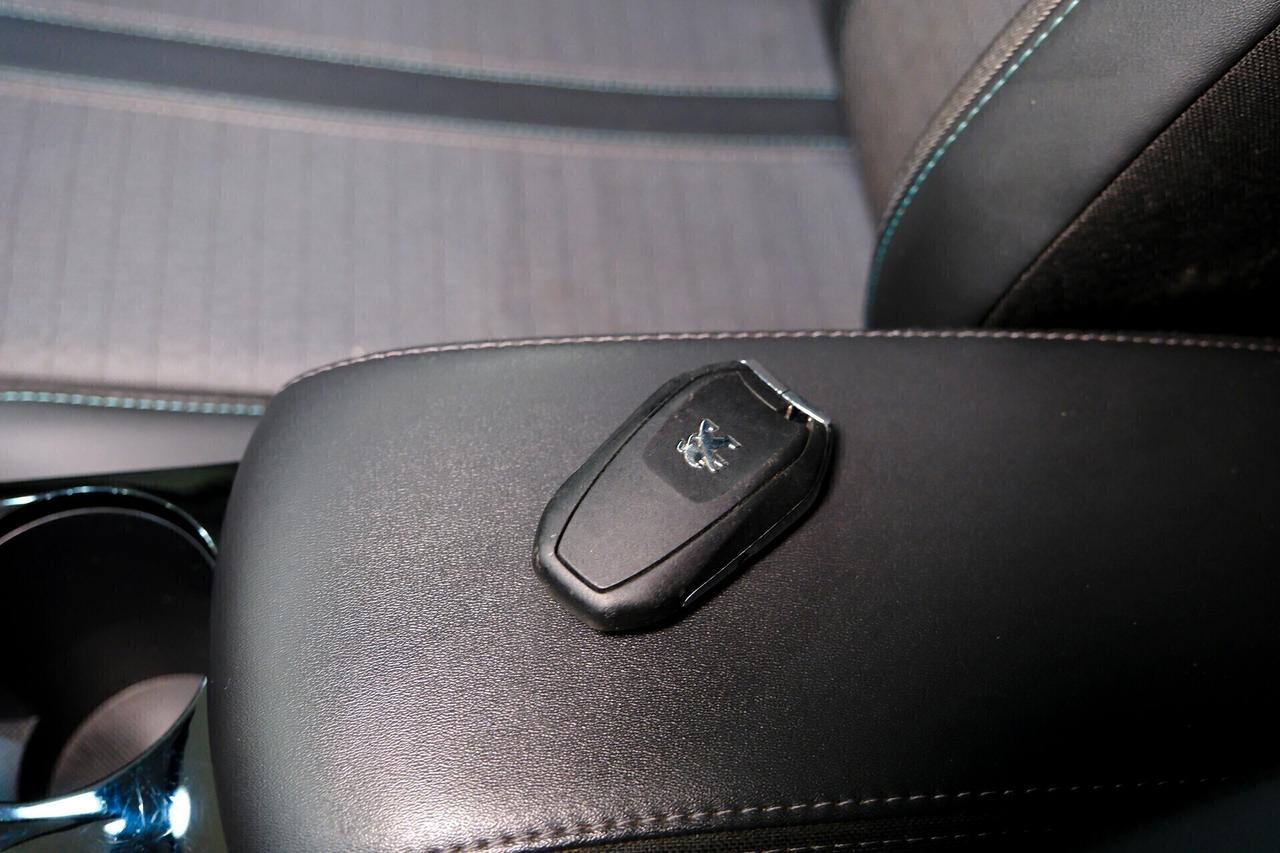 Peugeot 2008 1.2T 130cv LED I-COCKPIT