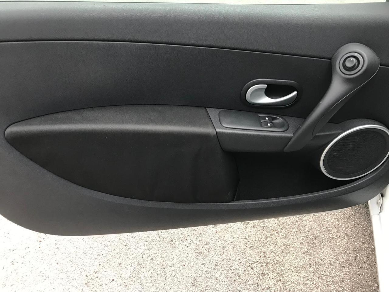 Renault Clio 1.2 16V 3 porte Live! Auto pari al nuovo