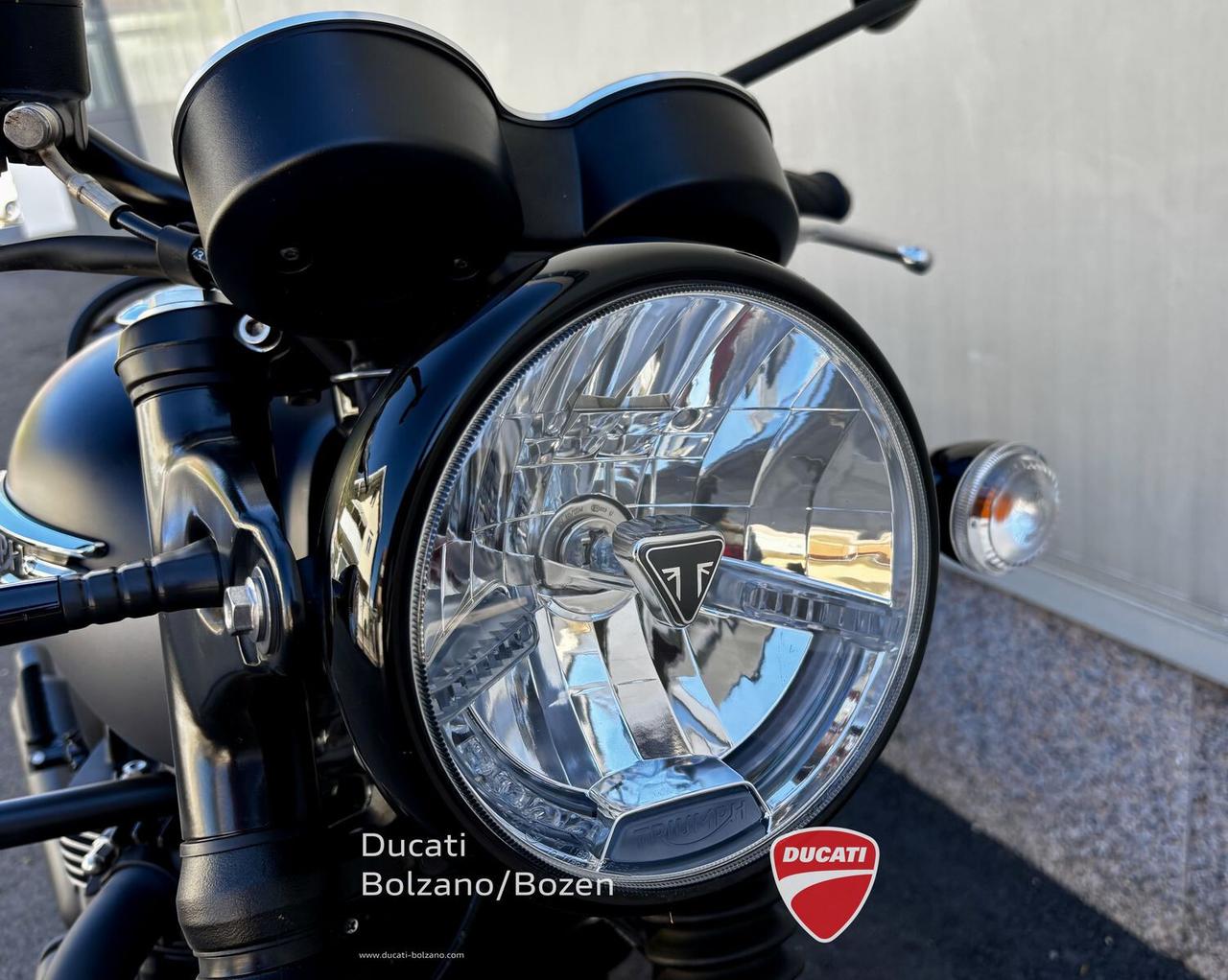 Triumph Bonneville T120 Black