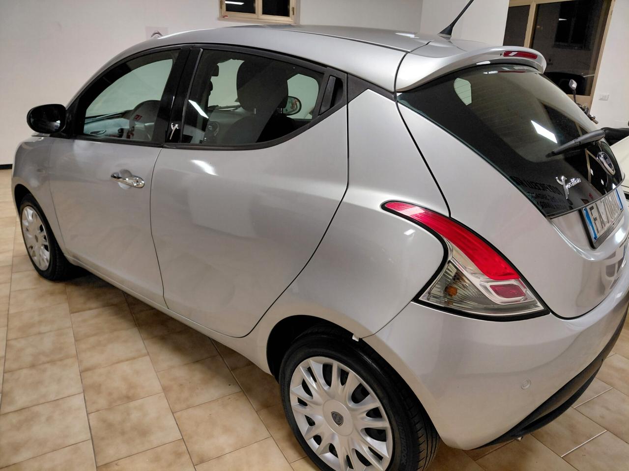 LANCIA YPSILON ANNO 2015 DS 1.3 MULTIJET ADATTA NEOPATENTATI KM 160 MILA