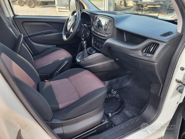 Fiat Doblo furgone con gancio