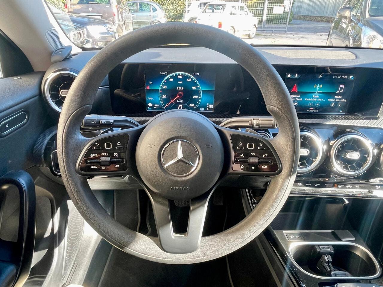 Mercedes-benz CLA 180 BENZINA Auto Shooting Brake NEOPATENTATI
