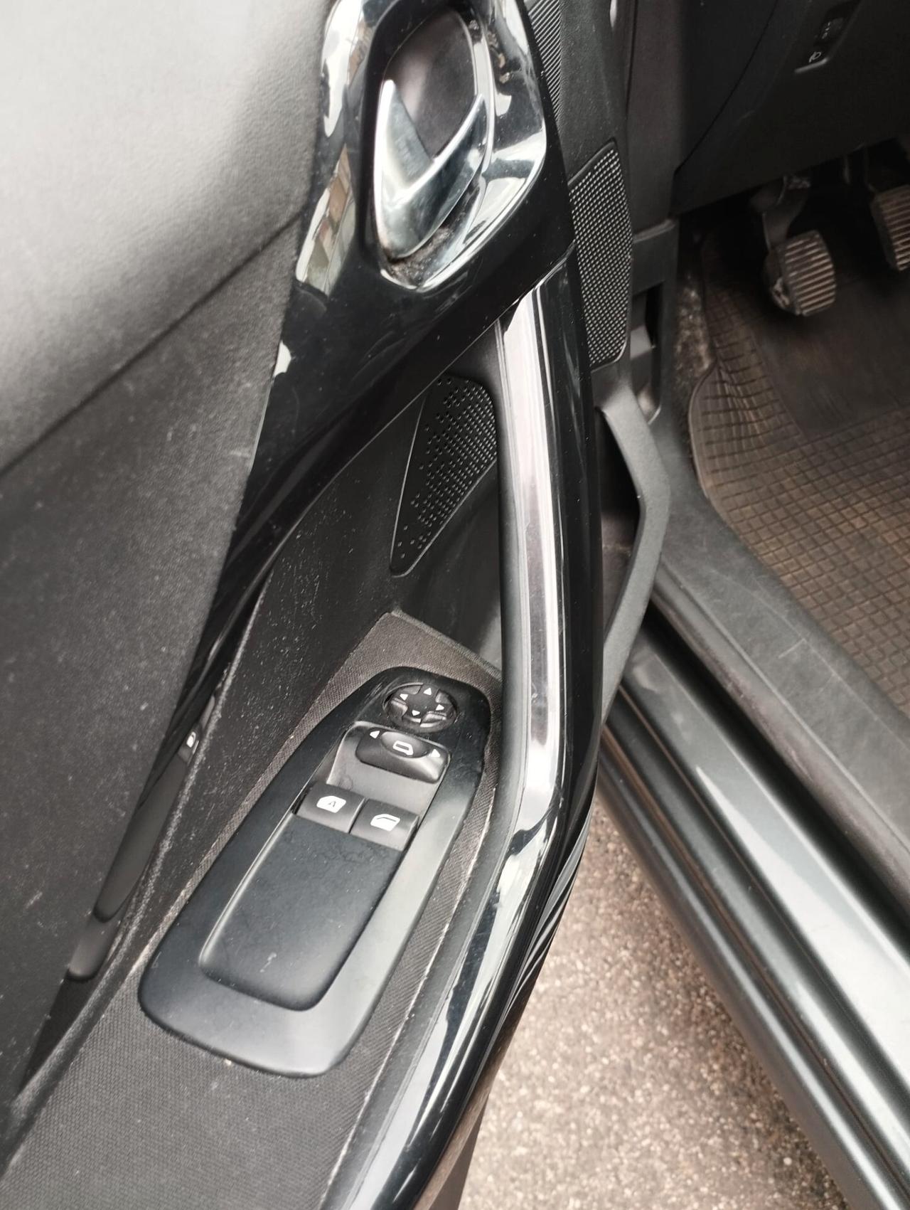 Peugeot 208 1.4 HDi 68 CV 5 porte Allure