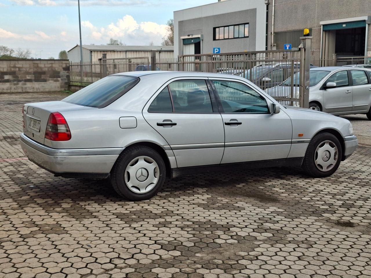 Mercedes-benz C 200 Elegance *UNICO PROPRIETARIO*