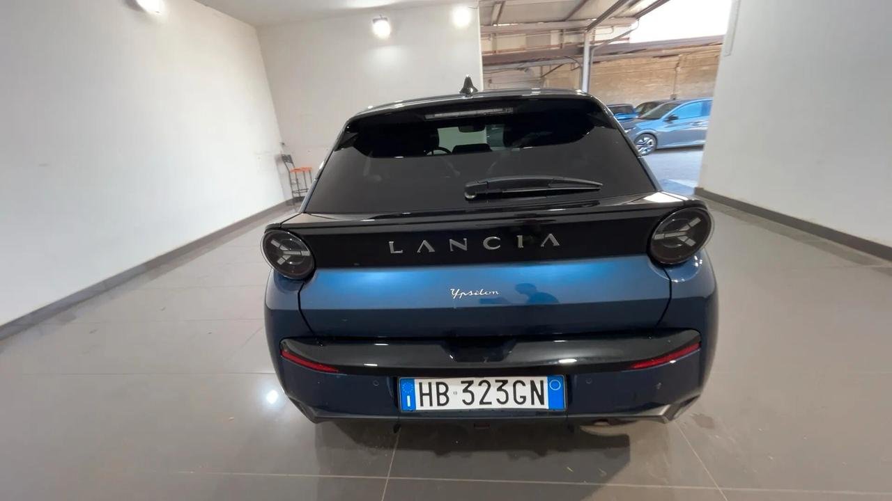 Lancia Ypsilon Hybrid e-DCT Edizione Cassina