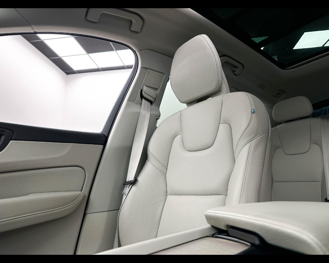 VOLVO XC60 (2017-->) - XC60 T6 Recharge Plug-in Hybrid AWD Inscription