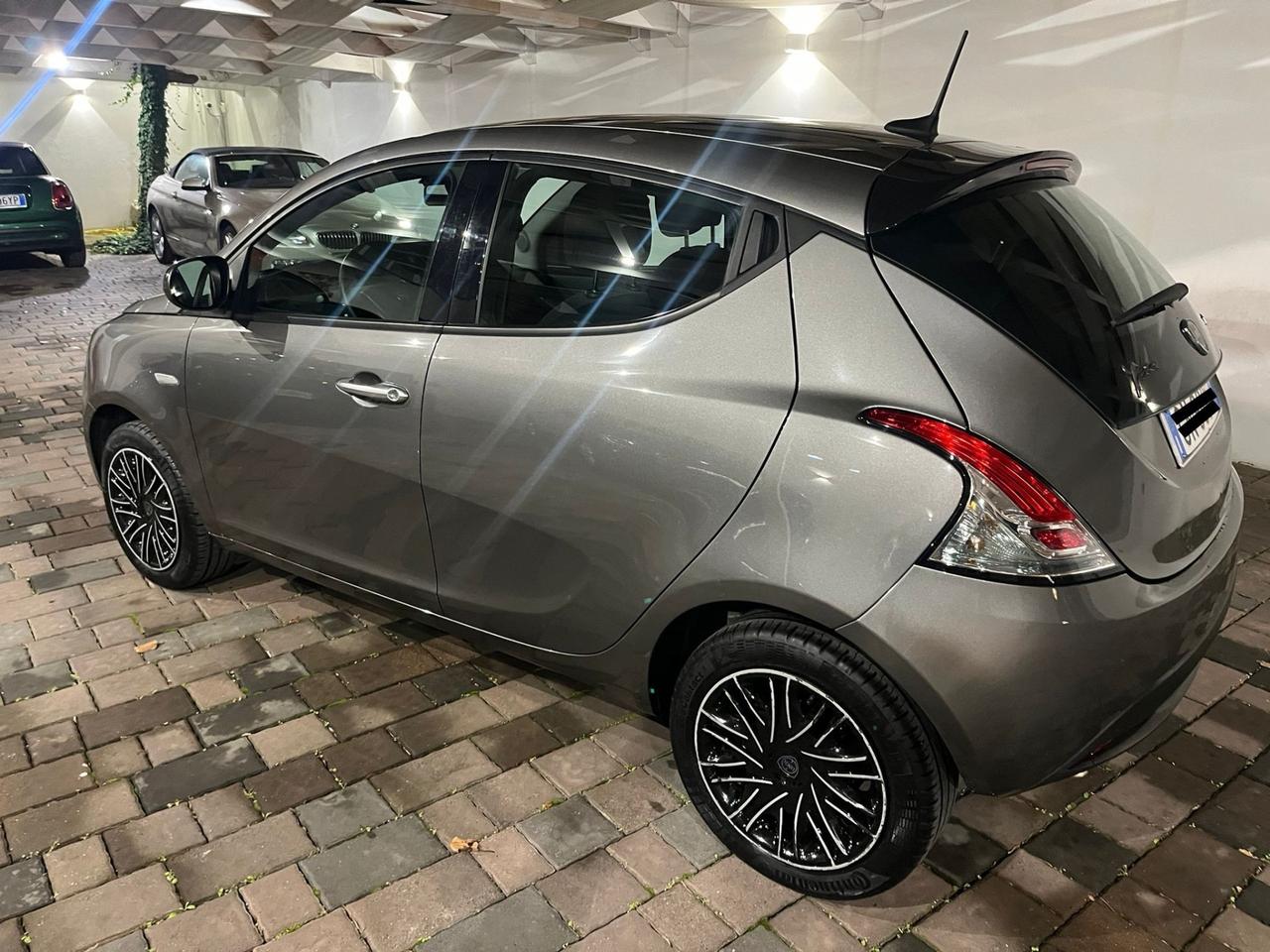 Lancia Ypsilon 1.0 FireFly 5 porte S&S Hybrid Silver