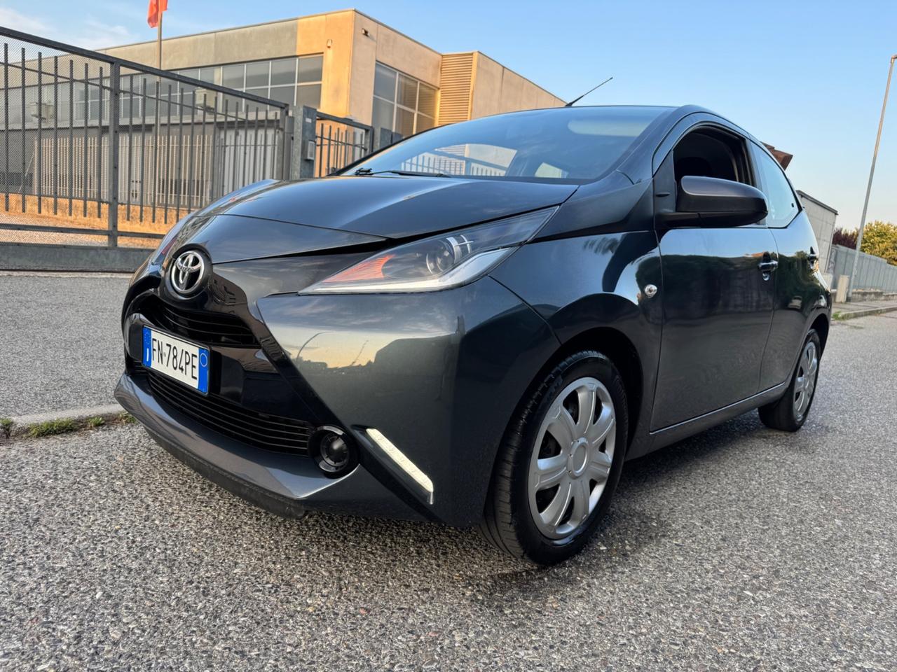 Toyota Aygo retrocamera tagliandata Neopatentati