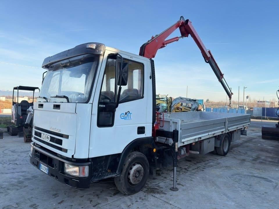Autocarro IVECO 75E14 con gru Amco Veba 704/2S
