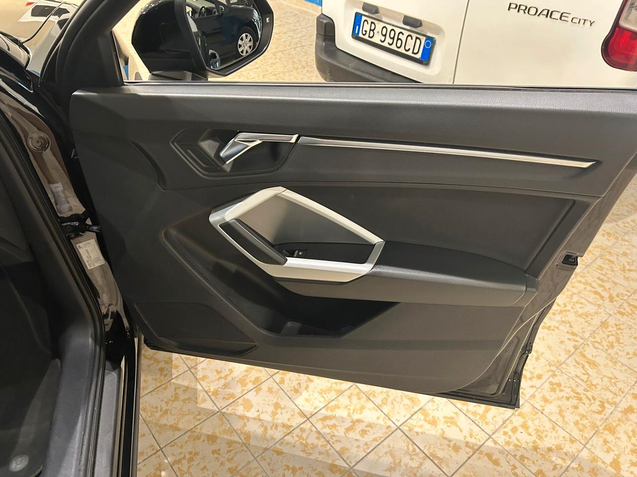 Audi Q3 45 TFSI e S tronic Business